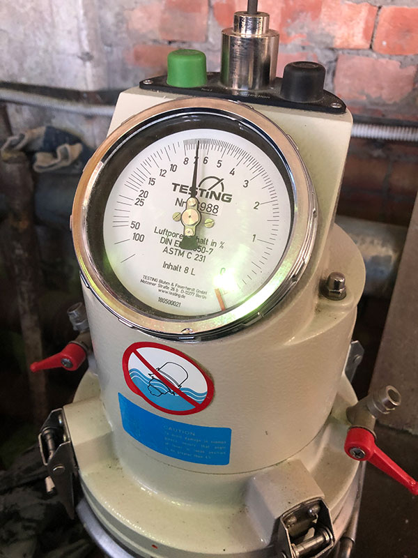 Прибор для определения воздухововлечения используется при испытании свежеприготовленной бетонной смеси,строительных цементных и известковых растворовв подвижном состоянии. Измерение основано на принципе компрессионнойкомпенсации давления воздуха. Поромер TESTING даёт результат испытания без промежуточных вычислений, путём снятия прямого отсчёта по шкале манометра в % по объёму.